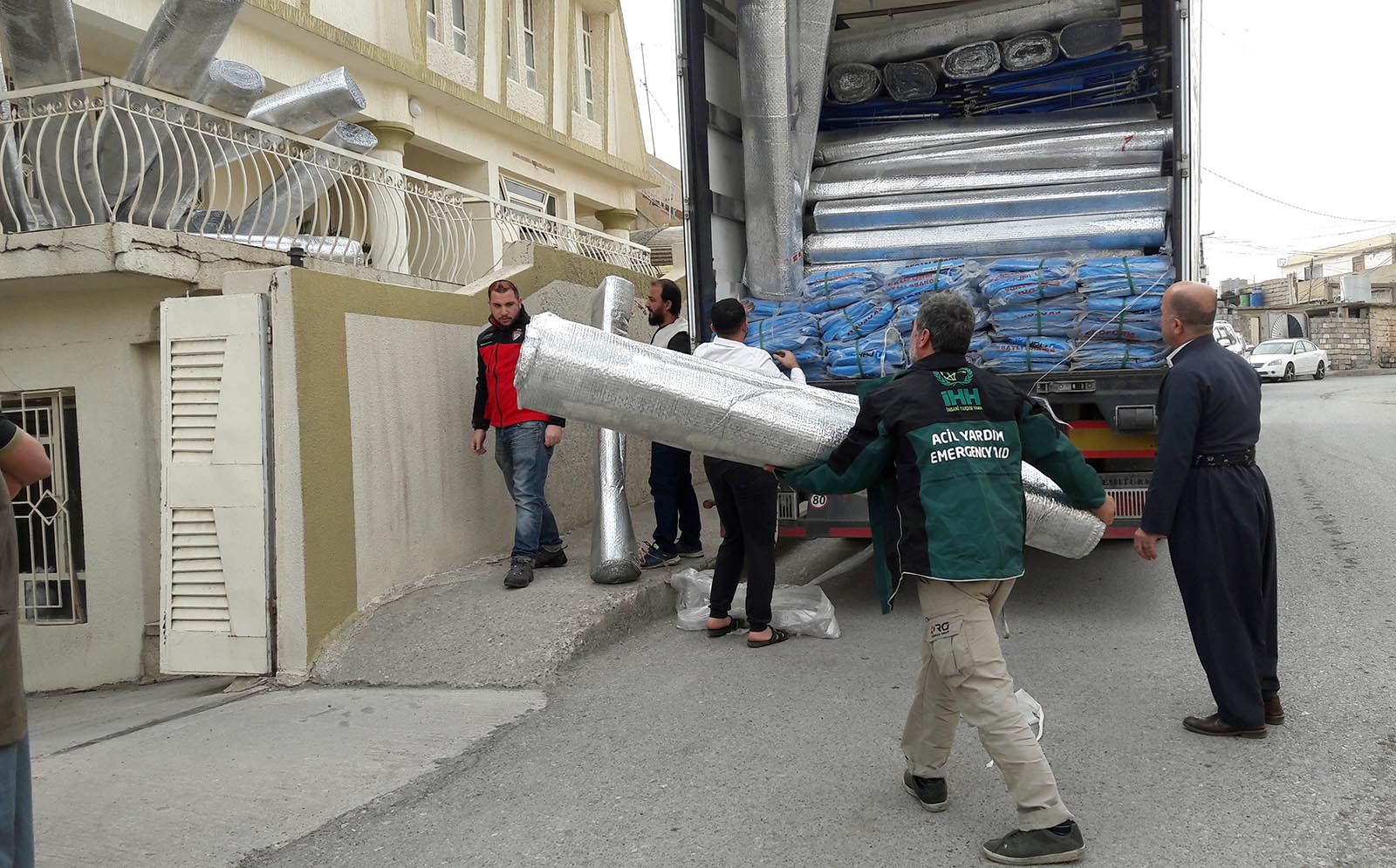 60-bin-depremzedeye-acil-yardim-2.jpg