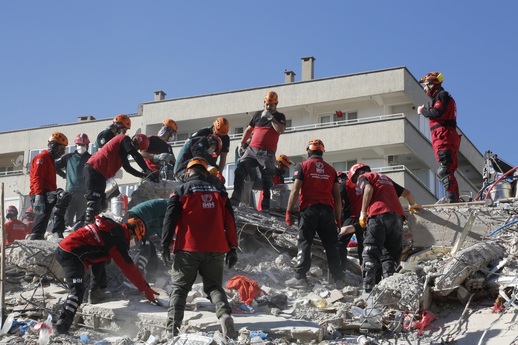 izmir in yaralari sariliyor ihh insani yardim vakfi